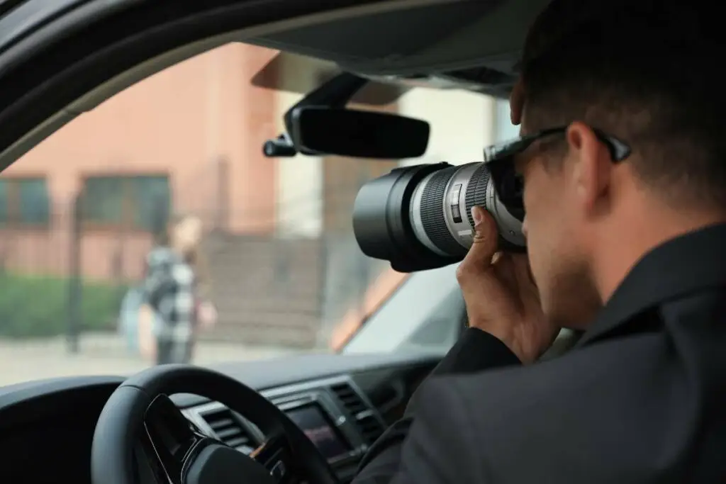 Détective privé prenant en photo une jeune fille dans une voiture