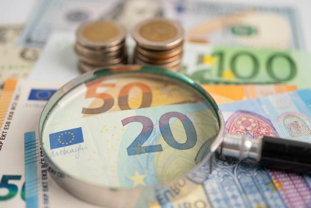 loupe posee sur billets pieces euros 1 Tarifs d'un détective privé